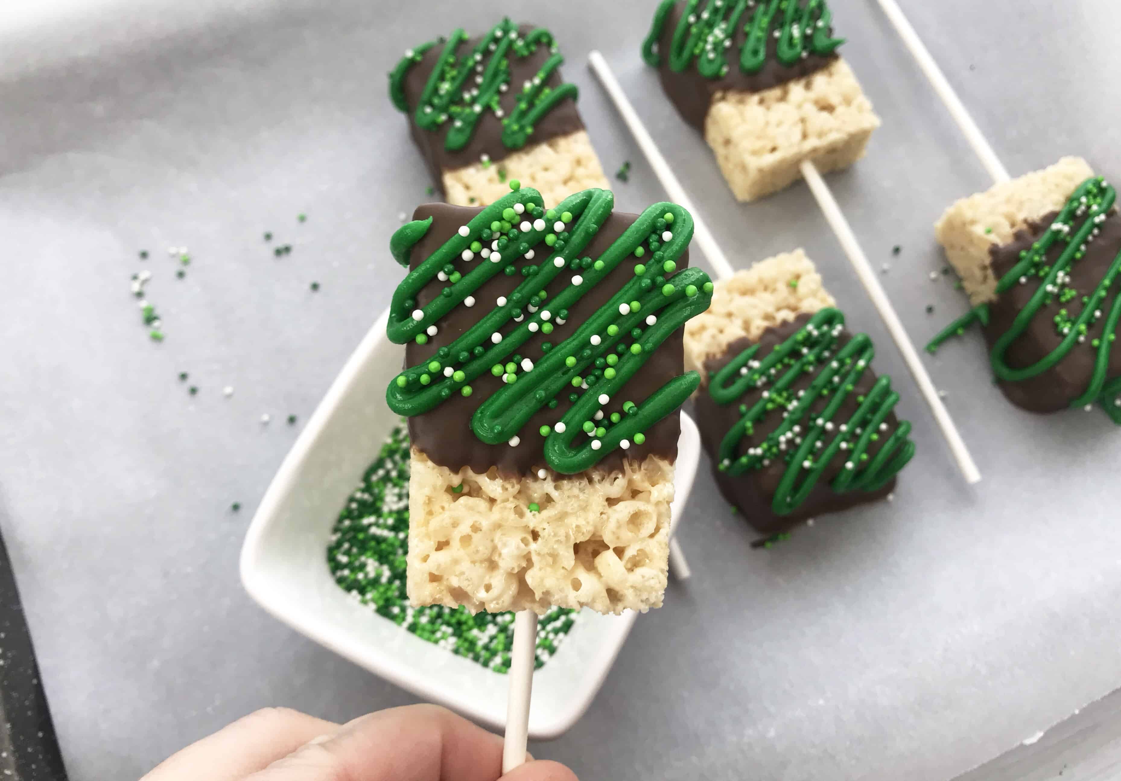 I’ve got another fun way for you to celebrate this year, with these super cute St. Patrick’s Day Rice Krispie Treats that require no baking and minimal decorating skills.