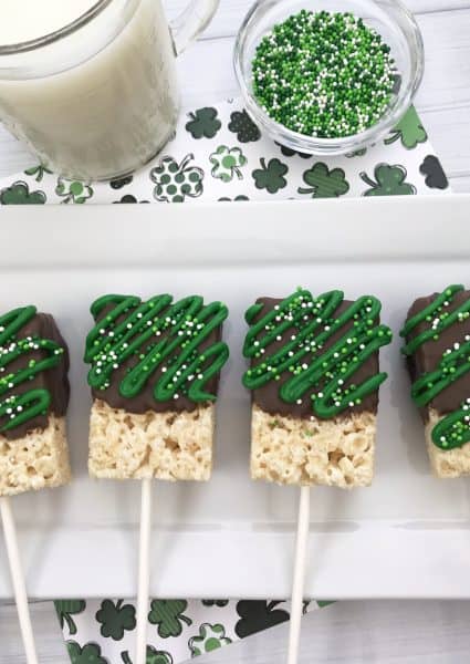I’ve got another fun way for you to celebrate this year, with these super cute St. Patrick’s Day Rice Krispie Treats that require no baking and minimal decorating skills.