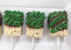I’ve got another fun way for you to celebrate this year, with these super cute St. Patrick’s Day Rice Krispie Treats that require no baking and minimal decorating skills.