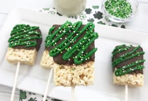I’ve got another fun way for you to celebrate this year, with these super cute St. Patrick’s Day Rice Krispie Treats that require no baking and minimal decorating skills.