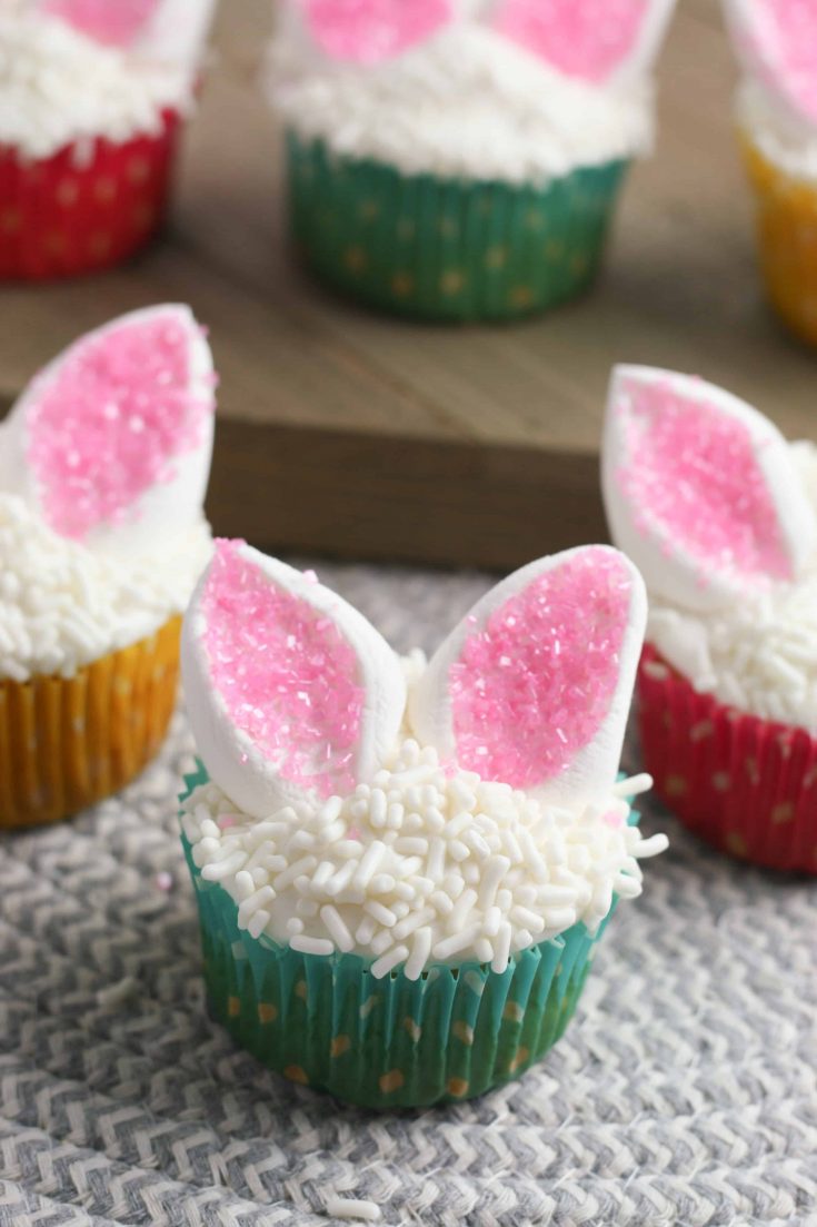 Looking for something fun to make for the Spring season? Check out these super cute and easy bunny ear cupcakes!