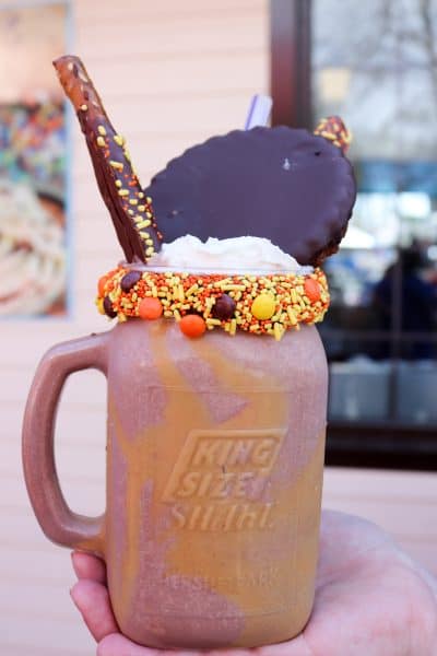 Check out these these amazing new specialty shakes that I tried in Hershey Park that not only taste amazing, but are completely instagram worthy. The King Shakes At Hershey Park are everything your sweet tooth dreams are made of. #hersheypark #familytravel