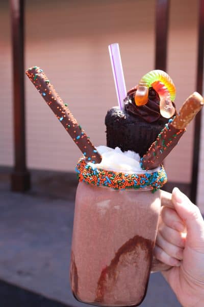 Check out these these amazing new specialty shakes that I tried in Hershey Park that not only taste amazing, but are completely instagram worthy. The King Shakes At Hershey Park are everything your sweet tooth dreams are made of. #hersheypark #familytravel