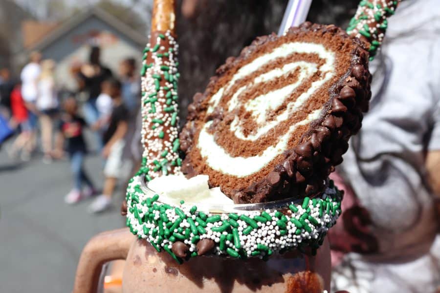 Check out these these amazing new specialty shakes that I tried in Hershey Park that not only taste amazing, but are completely instagram worthy. The King Shakes At Hershey Park are everything your sweet tooth dreams are made of. #hersheypark #familytravel