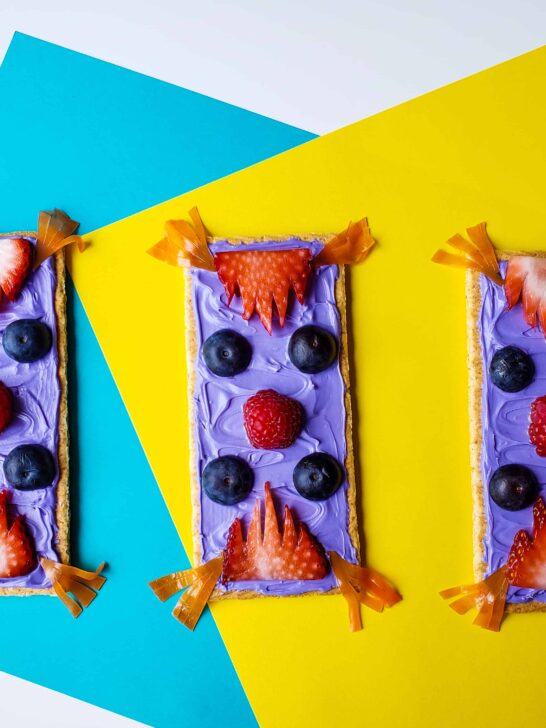 Who doesn't love the Aladdin Movie? Check out this super easy magic carpet Disney inspired snack recipe that the kids will love!