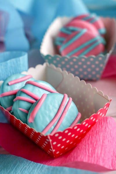 Here are some tips to plan a gender reveal party including theme, food, games and decoration. Learn how to plan a spectacular event for your guests.