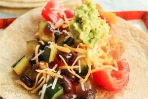 This super easy and healthy vegetarian tacos recipe is perfect for meatless monday! It features (optional) black beans, shittake mushrooms and delicious mexican flavors.