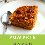 This breakfast pumpkin baked oatmeal recipe is full of fall flavors and perfect for those cool autumn mornings! Vegan and gluten free option included! #pumpkinrecipes #bakedoatmeal #fallrecipes
