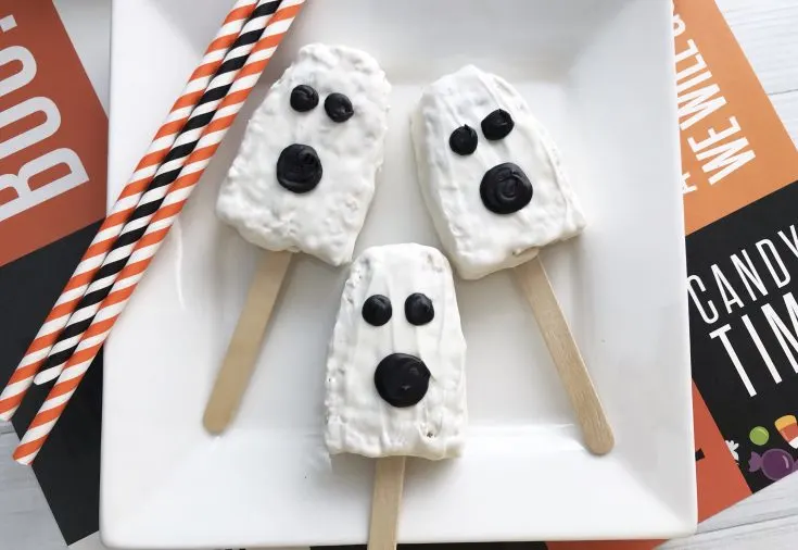 Check out these easy and fun ghost halloween snacks for kids! These treats are perfect for family friendly halloween parties and get togethers! #halloweensnack #halloweenparty