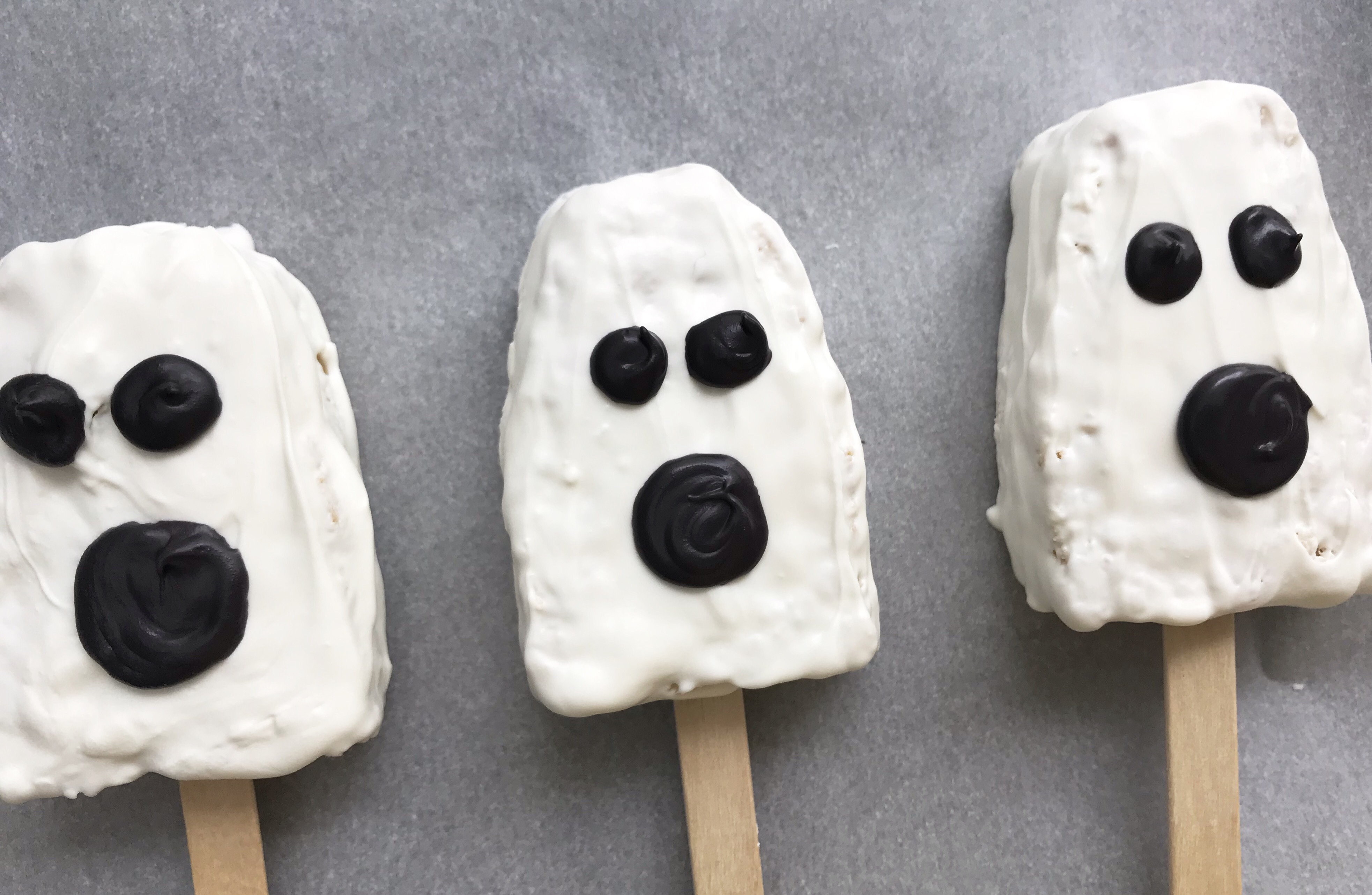 Check out these easy and fun ghost halloween snacks for kids! These treats are perfect for family friendly halloween parties and get togethers! #halloweensnack #halloweenparty