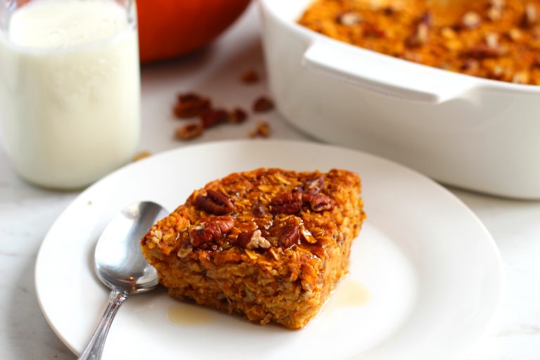 This breakfast pumpkin baked oatmeal recipe is full of fall flavors and perfect for those cool autumn mornings! Vegan and gluten free option included! #pumpkinrecipes #bakedoatmeal #fallrecipes