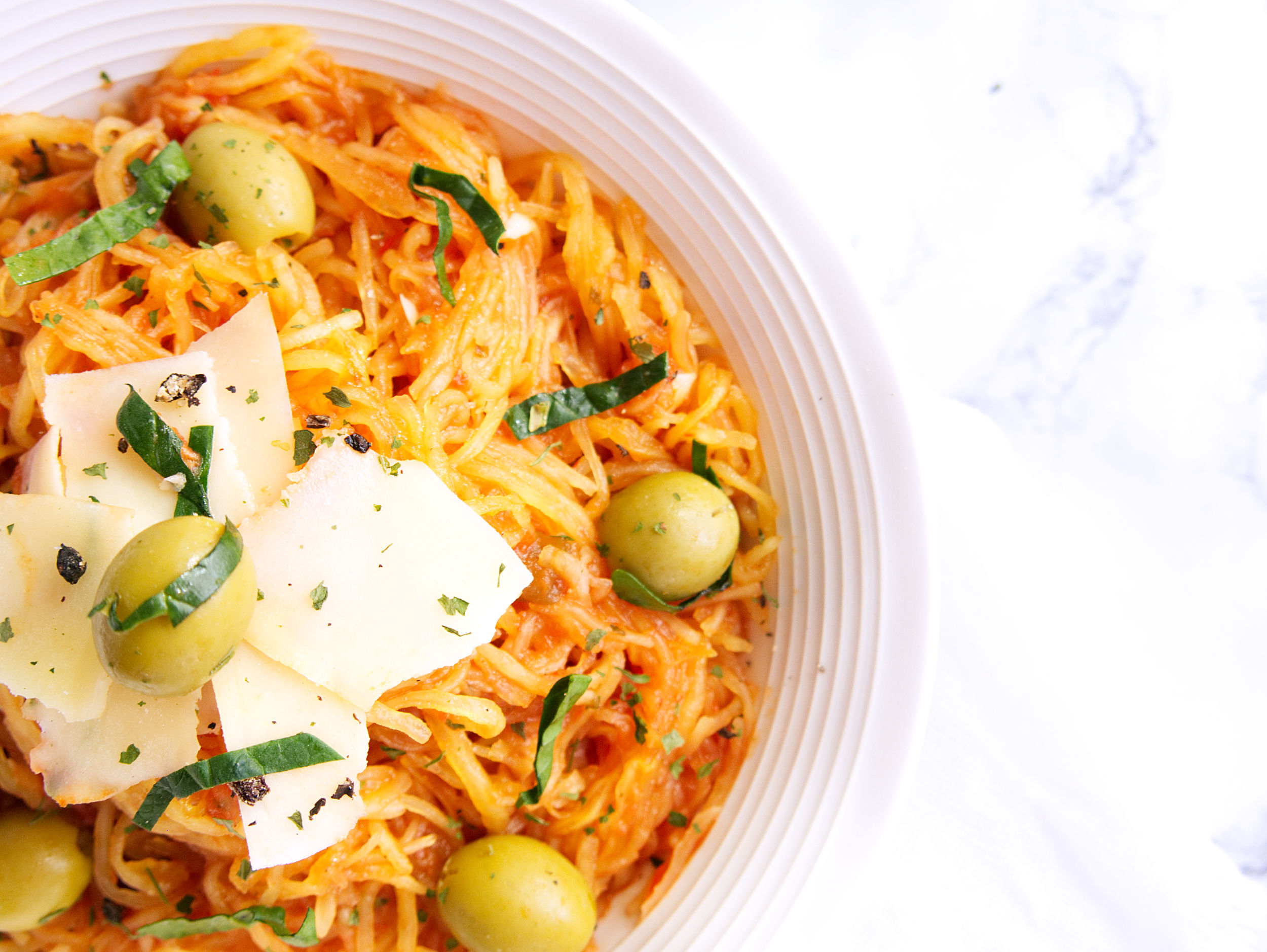 This super easy spaghetti squash marinara recipe is low carb, vegetarian and will be on the table in less than 35 minutes! #lowcarb #squash #vegetarianrecipes