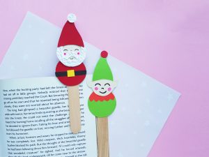 Here is a fun snowman and elf bookmark Christmas craft for you to do with the kids this holiday season! Includes a free printable template to download. This is a fun and easy craft for kids to make to help with their reading! #christmascrafts #christmasfun #holidaycrafts