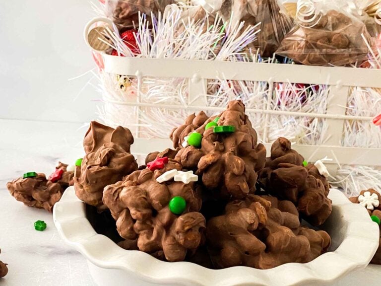 Easy Crockpot Christmas Candy Peanut Clusters