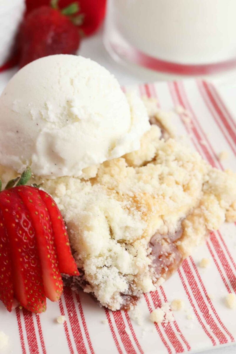 5 Ingredient Strawberry Cheesecake Dump Cake Recipe